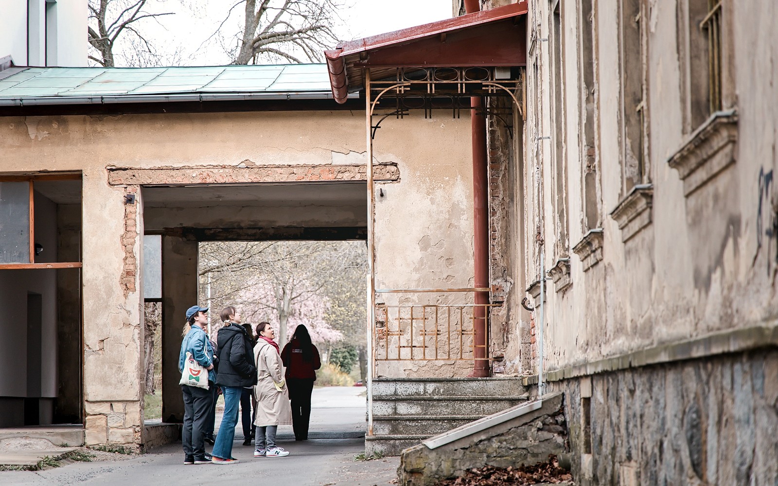 一群人在布拉格博赫尼采精神病医院参加导览活动。