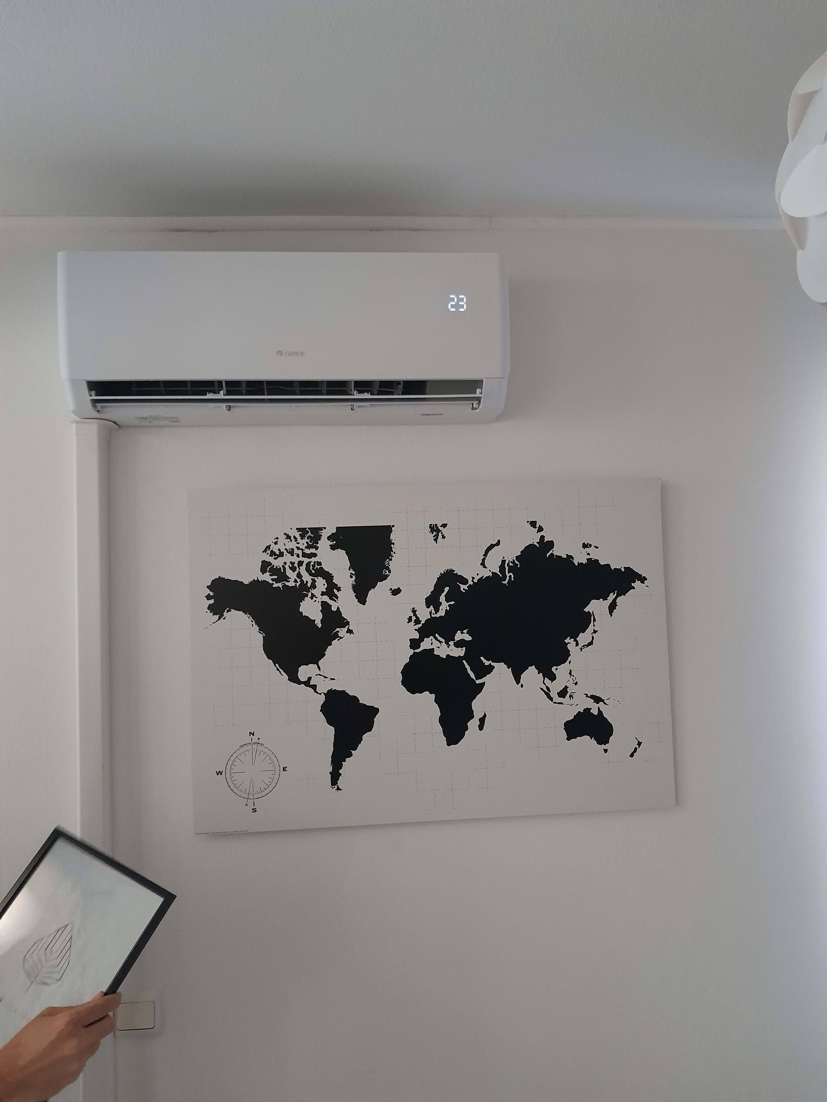 Klimatizacna jednotka nainstalovana do interieru bytu