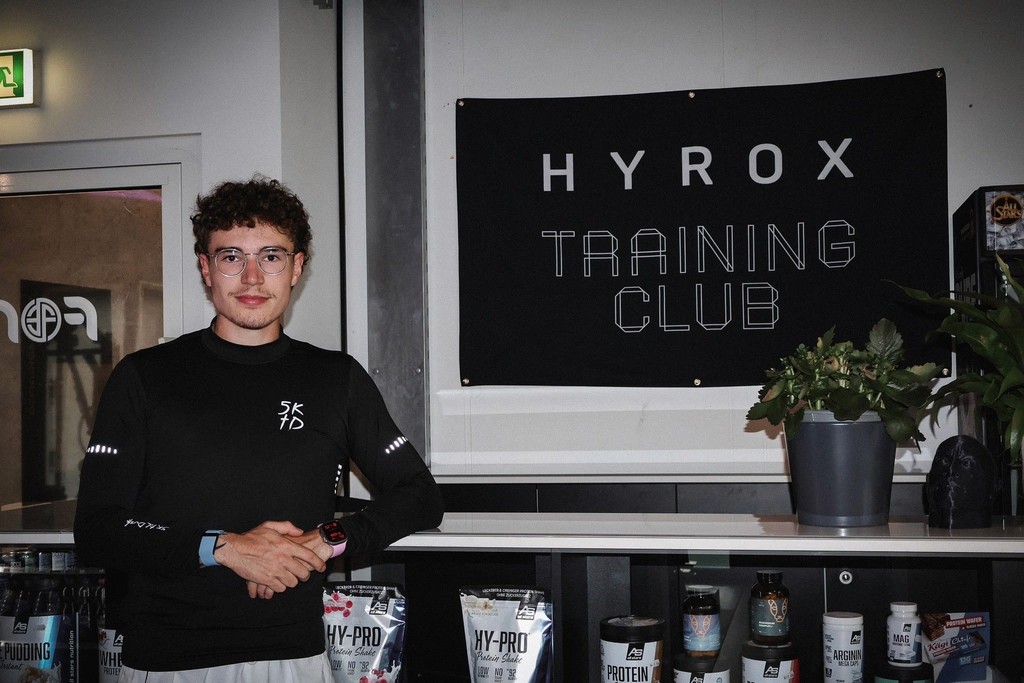Mats Enggist Head Coach an der Reception des FORCE Training Club Buchs SG