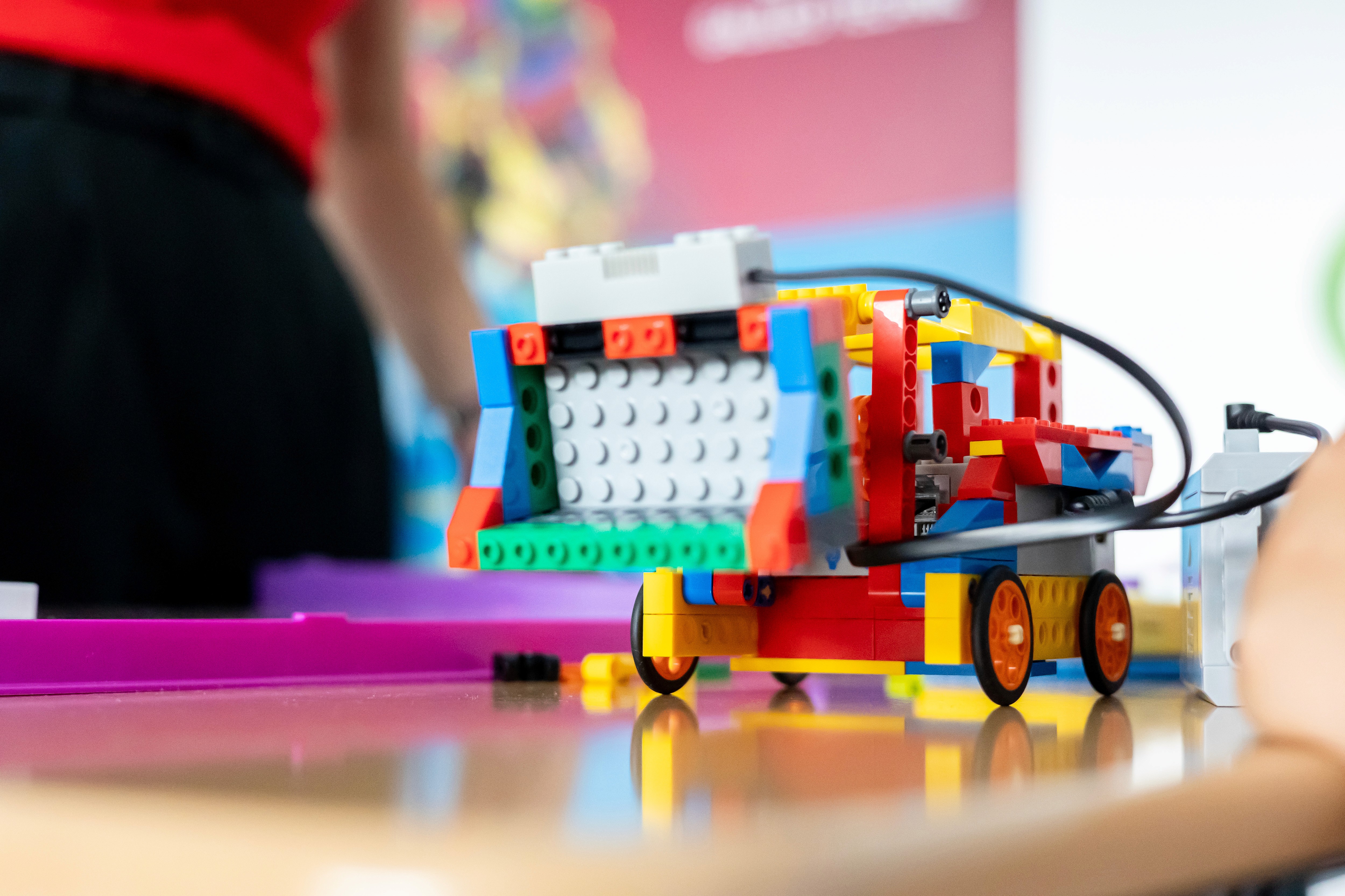 Enfants en classe manipulant des kits de robotique Young Engineers lors d’un cours sur la Rive-Sud de Montréal.