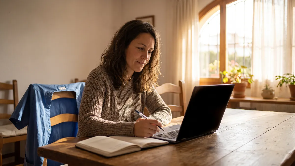 TCAE a distancia: exámenes, prácticas y cómo funciona