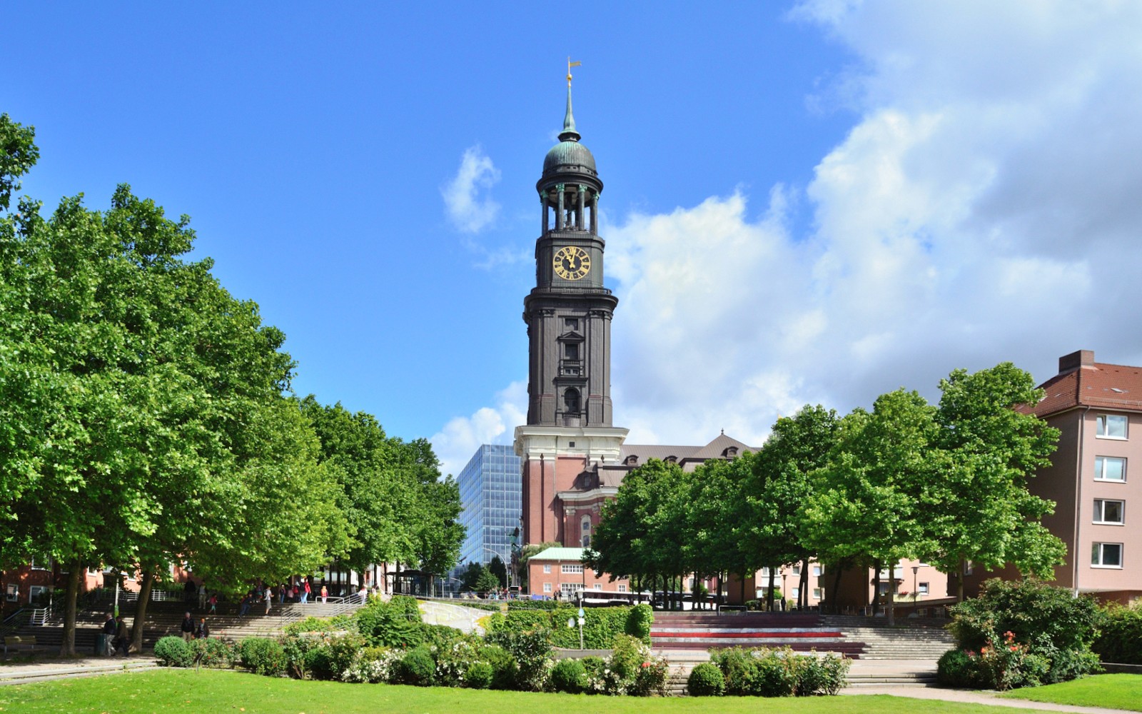 Der Turm der St. Michaeliskirche in Hamburg mit umliegendem Grün.