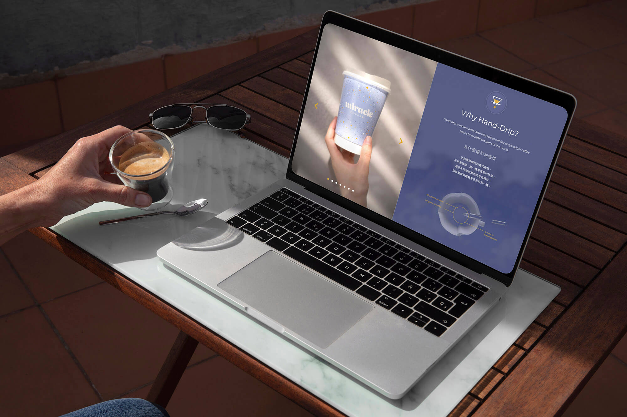 這張圖像展示了Miracle Coffee網頁設計，頁面上顯示了品牌的手沖咖啡和為什麼選擇手沖咖啡的介紹。整體設計以藍色為主色調，配以白色和黃色的文字，簡潔而有質感。