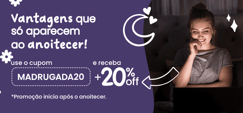 Fotolivro capa dura com imagens de pai e filhos sorrindo, sobre mesa de madeira, com promoção a partir de trinta e nove reais e noventa centavos e frete fixo de quinze reais