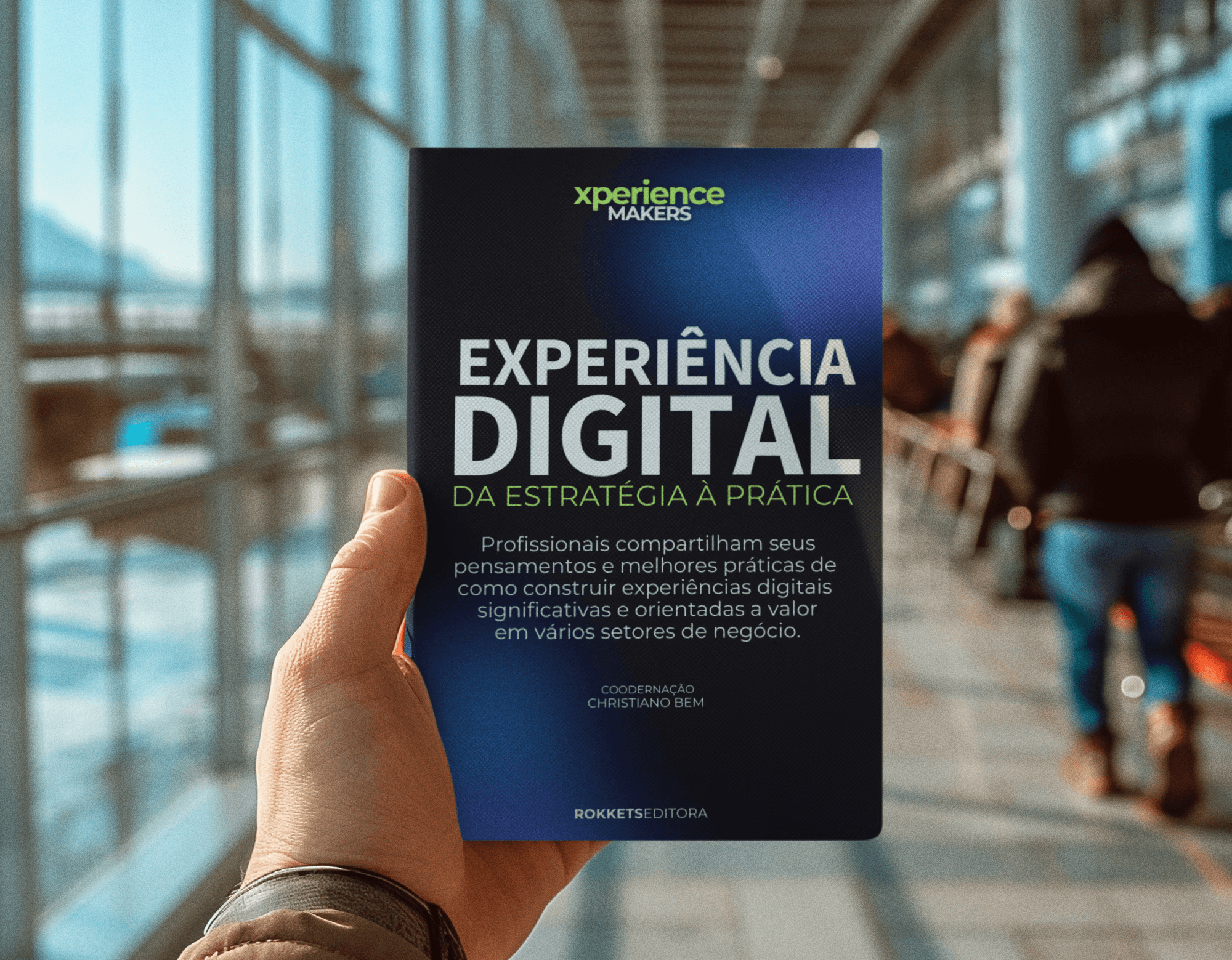 Livro ‘Experiência Digital: Da Estratégia à Prática’ sendo segurado por uma pessoa em um aeroporto