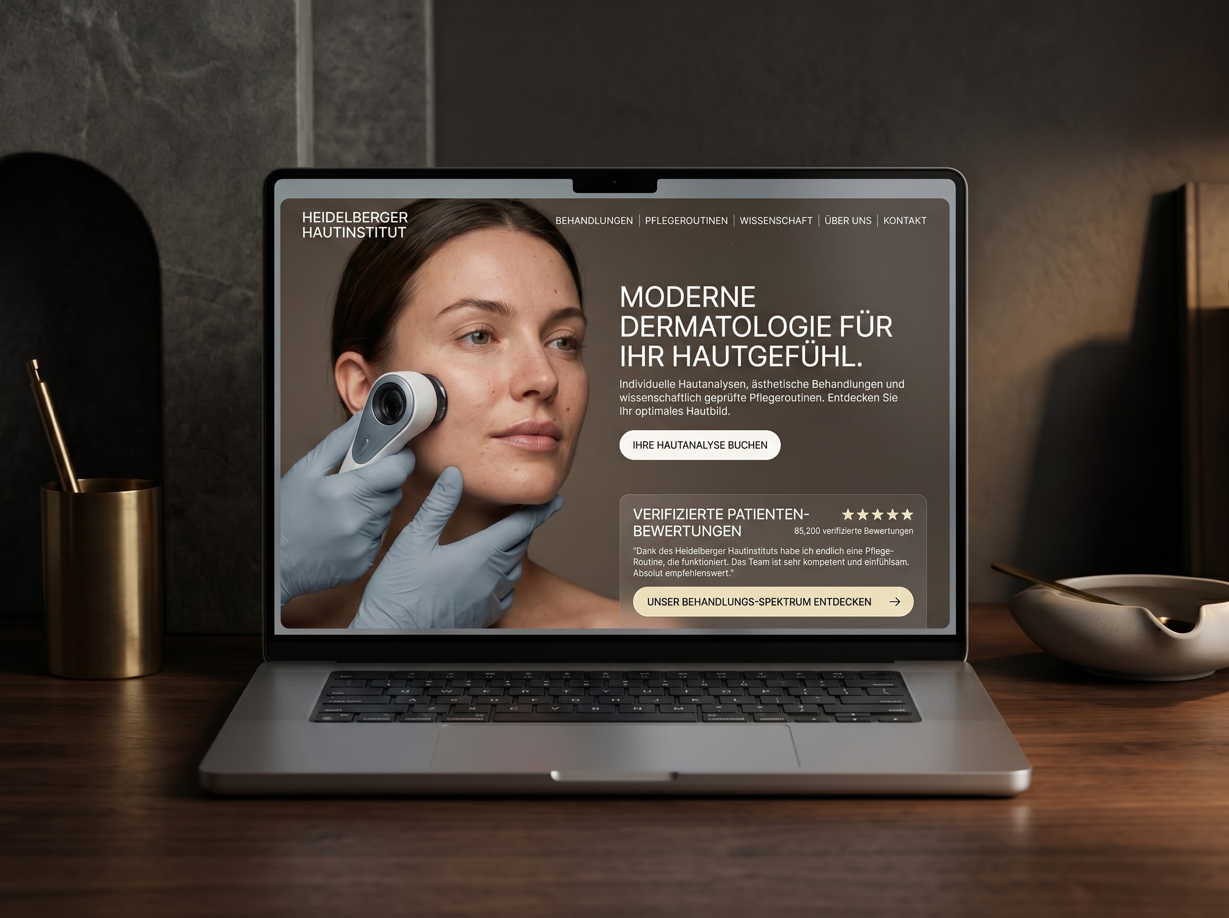 Moderne Dermatologie Website in Mannheim auf Laptop dargestellt