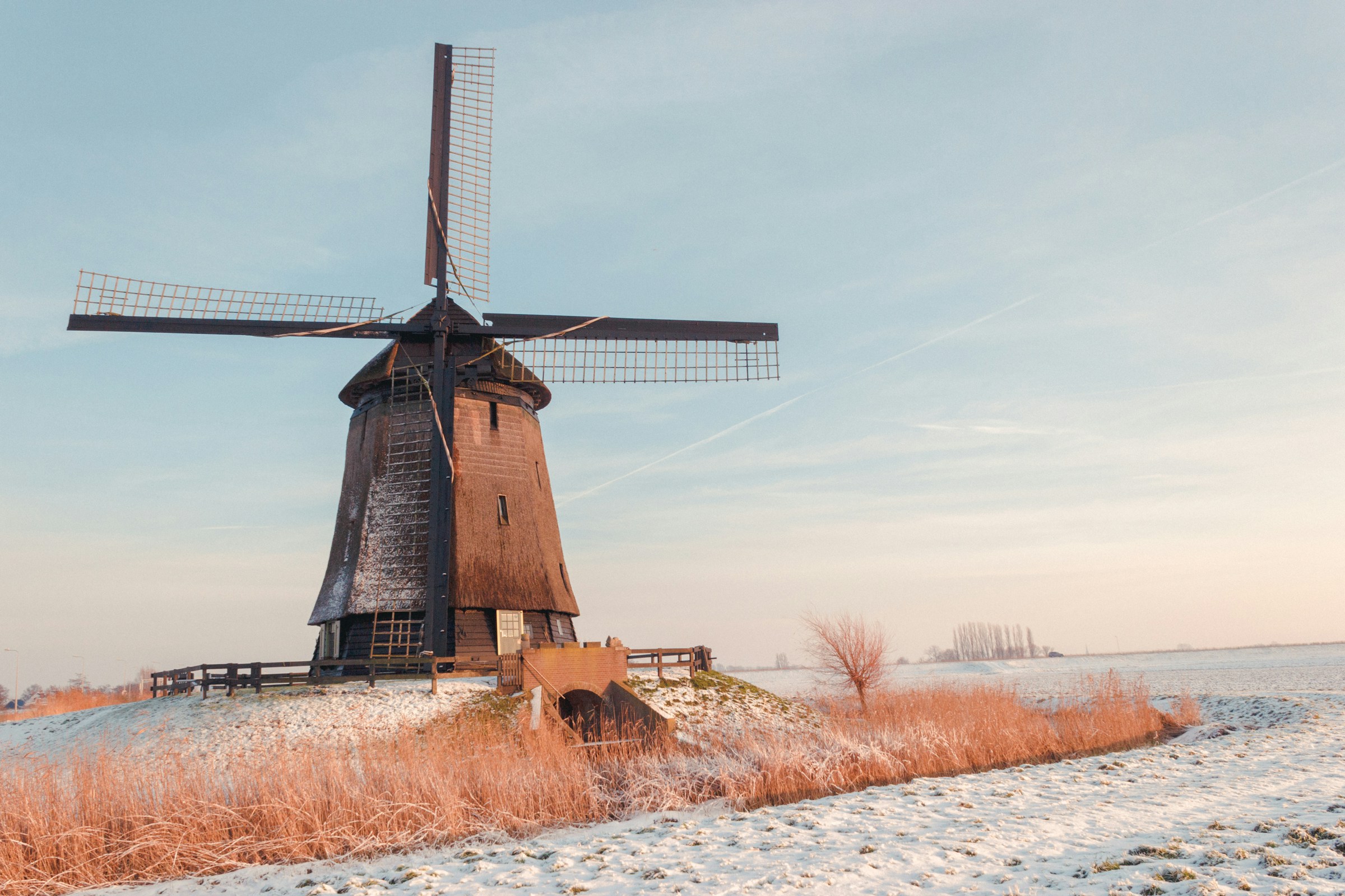 Windmolen in besneeuwd landschap