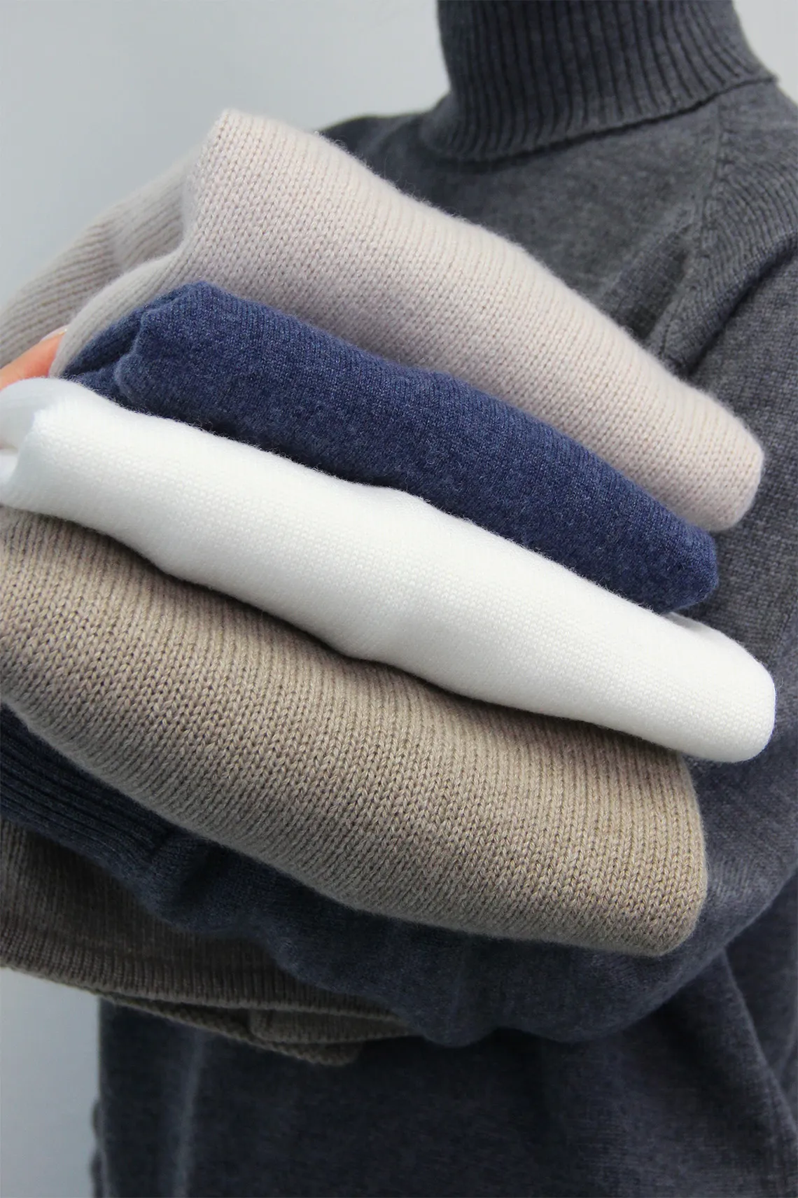 Foto prodotto per Strike Inside curate da Aura Studio di Genova: scatti puliti e professionali pensati per mostrare dettagli, texture e artigianalità della maglieria.