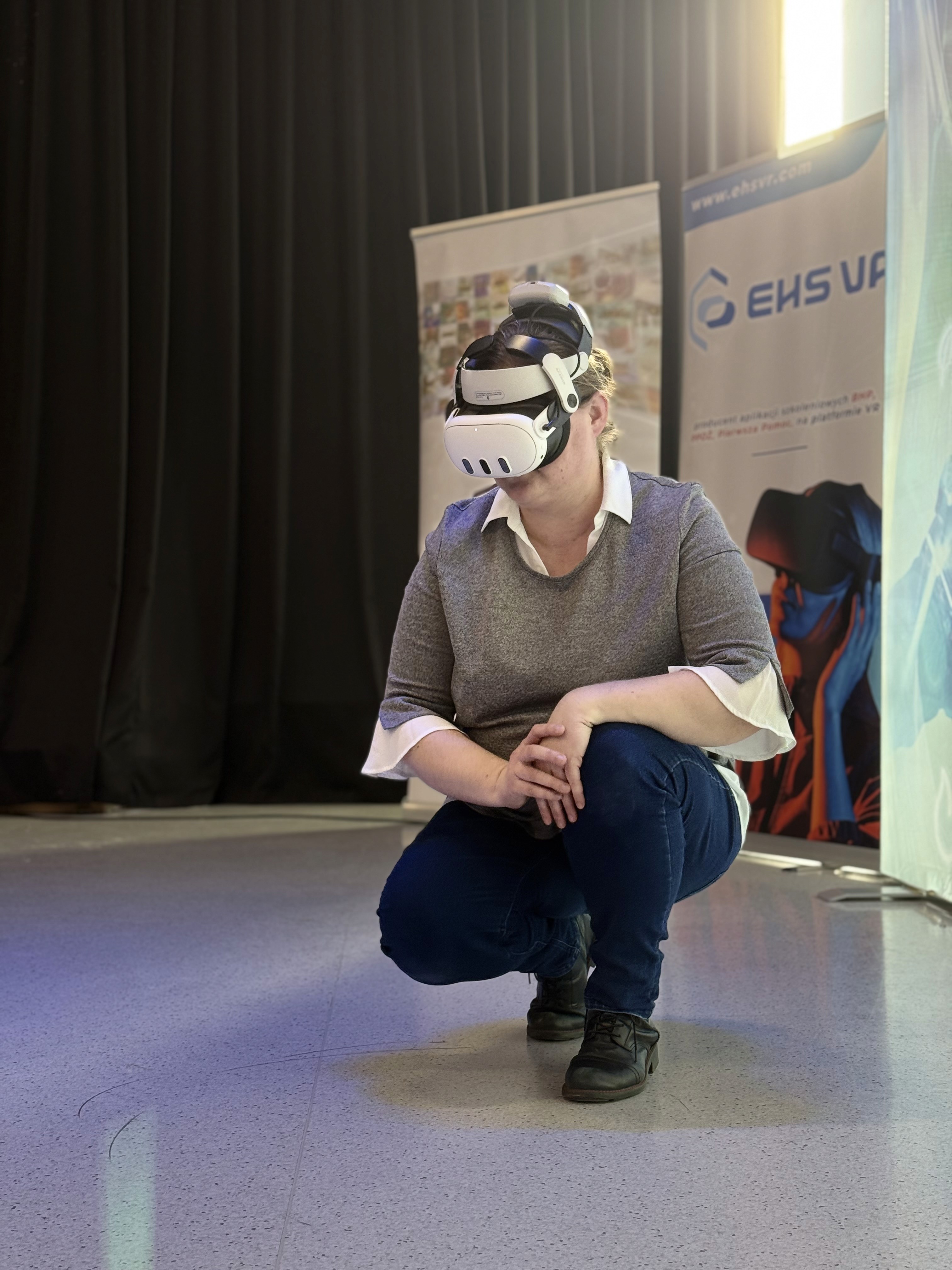 pracownik, ktory wykonuje szkolenie stanowiskowe przy uzyciu vr