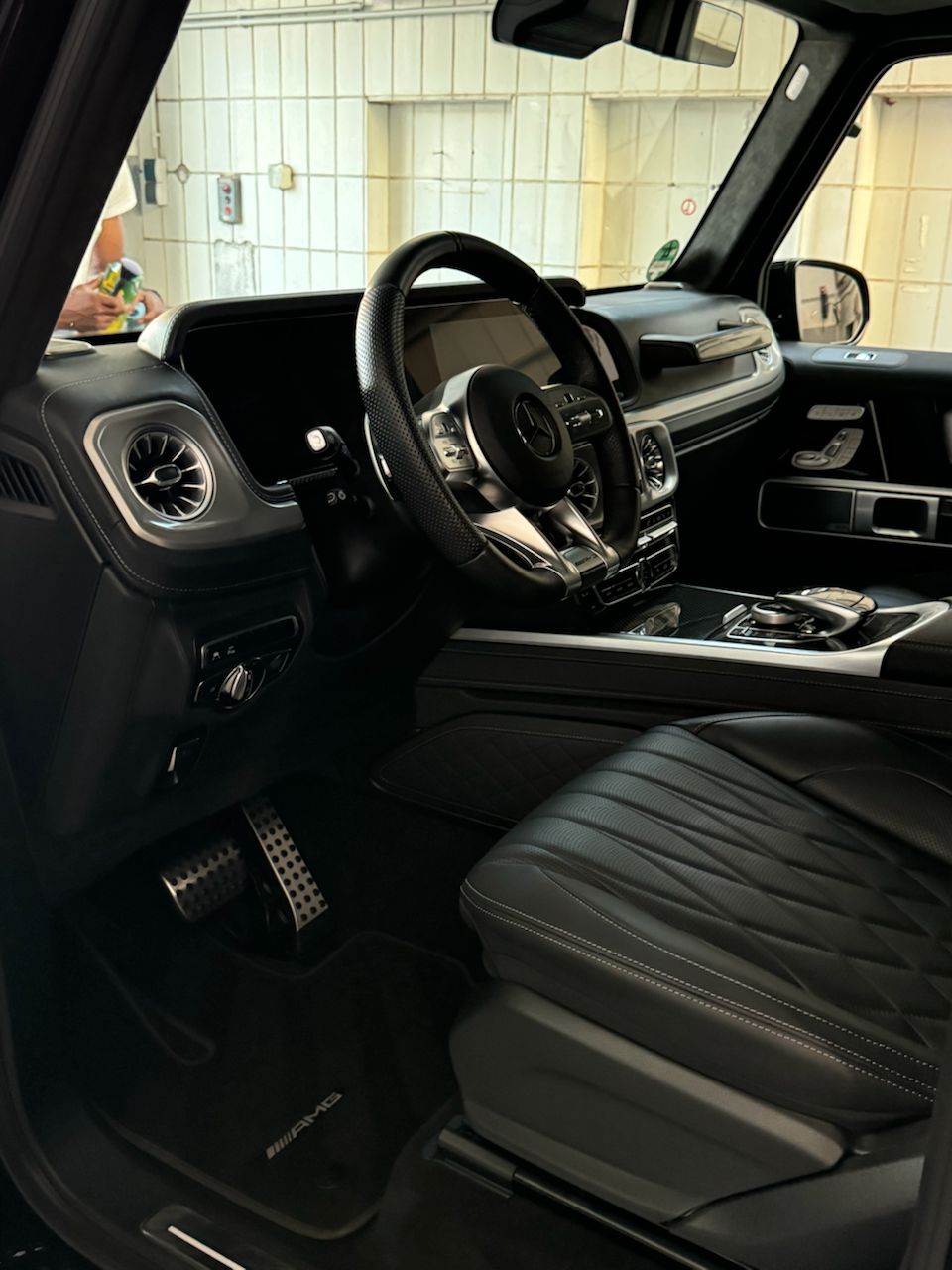 Polster und Lederpflege schwarzer Leder Interieur von Mercedes G63 AMG nach einer Innenreinigung von CarHeaven Autoaufbereitung in Frankfurt am Main