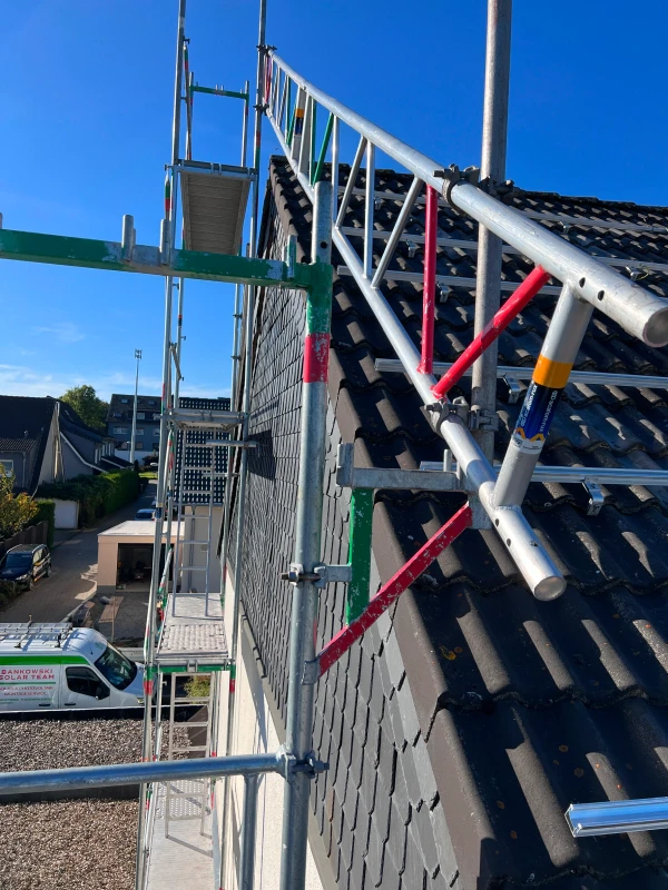Gerüste auf dem Dach von Frau Kaschny zu Beginn der Baustelle für die Installation einer Photovoltaik-Anlage