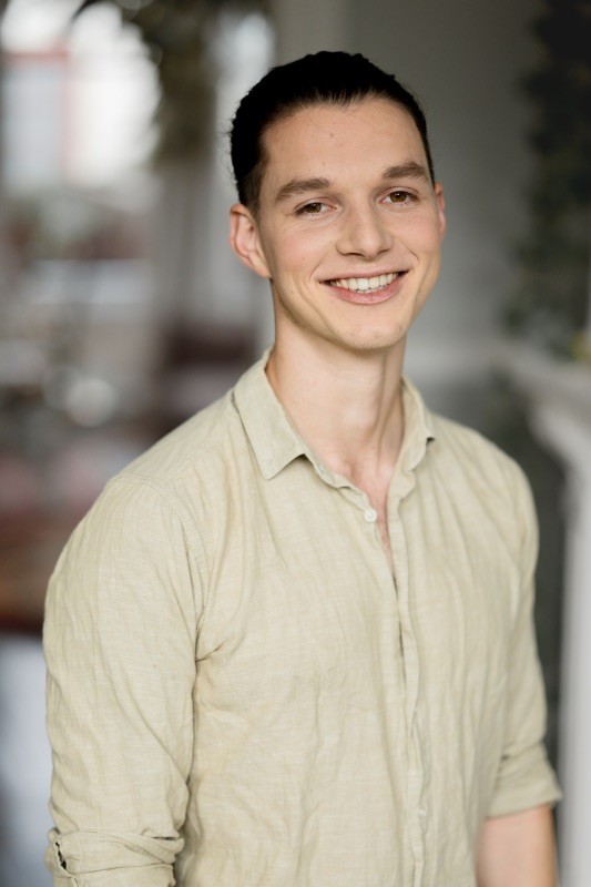 Daniel in a linen shirt, smiling.