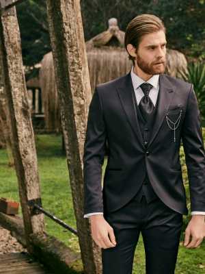 Férfi business öltönyben