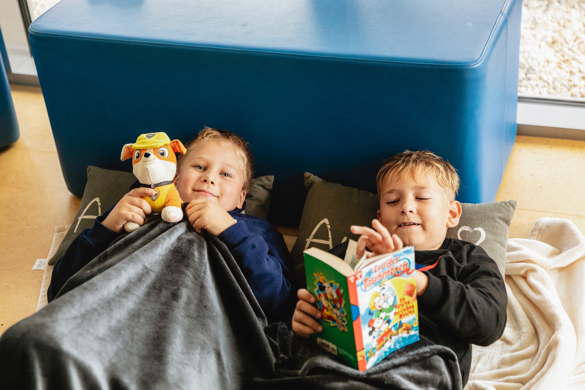 Zwei Jungs die Spaß haben