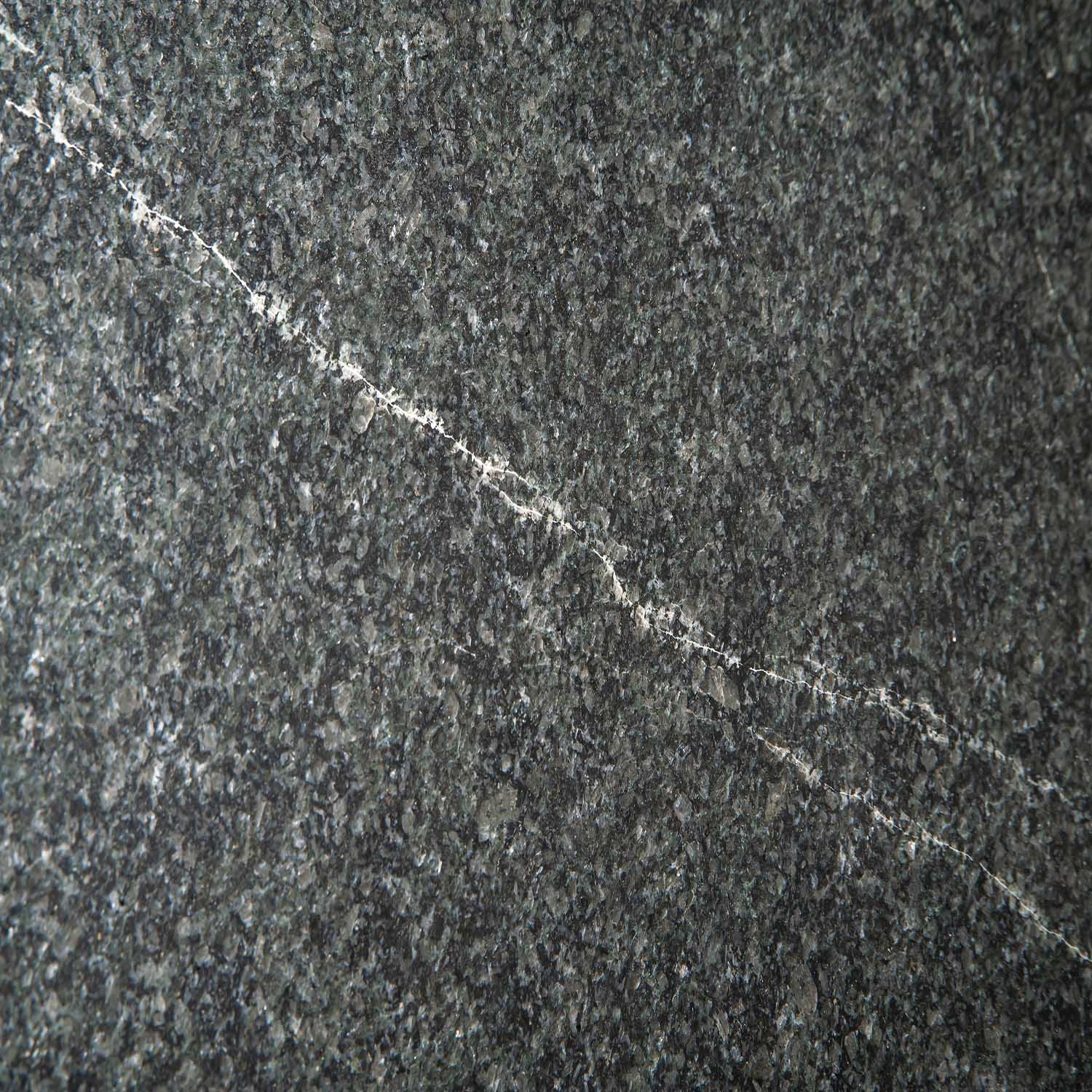 Schwarzer Naturstein mit heller Aderung