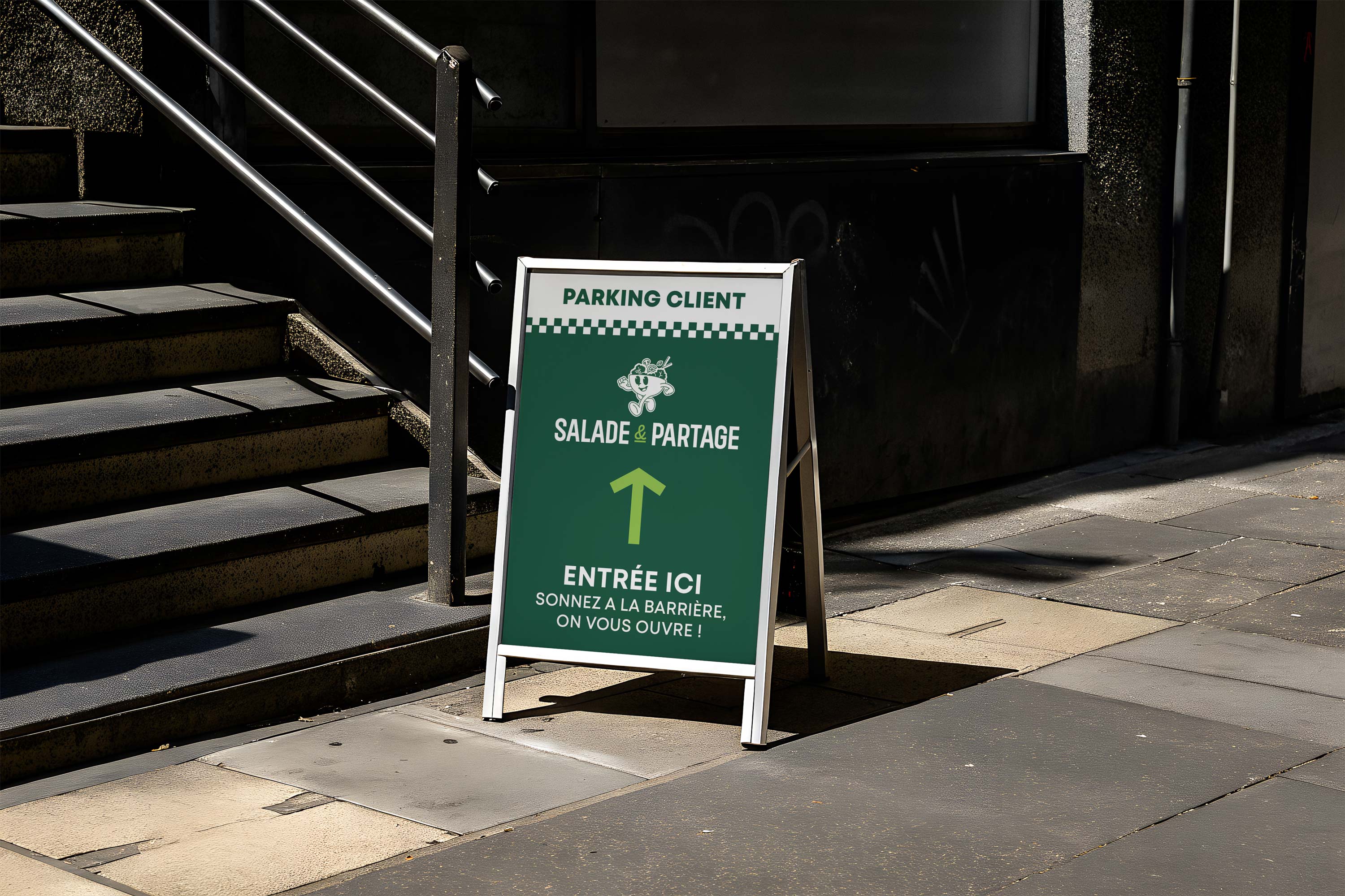 Stop-trottoir directionnel Salade & Partage dans la rue