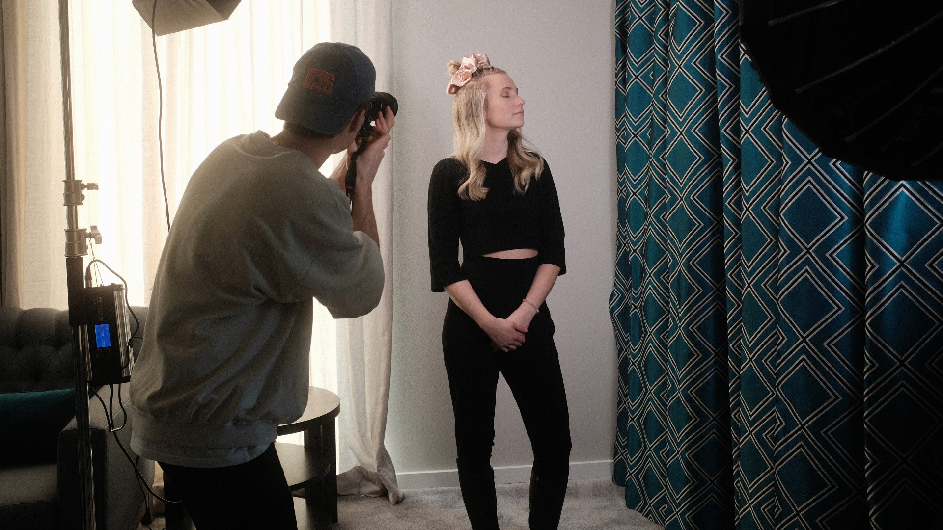 invisibooble hair gadget, photographer doing a portrait, pastel colors