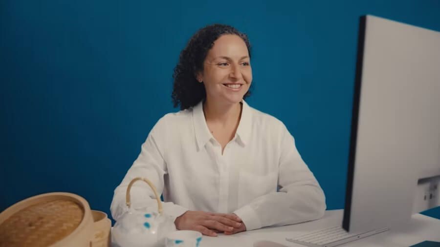 woman learning japanese - Best Programs To Learn Japanese