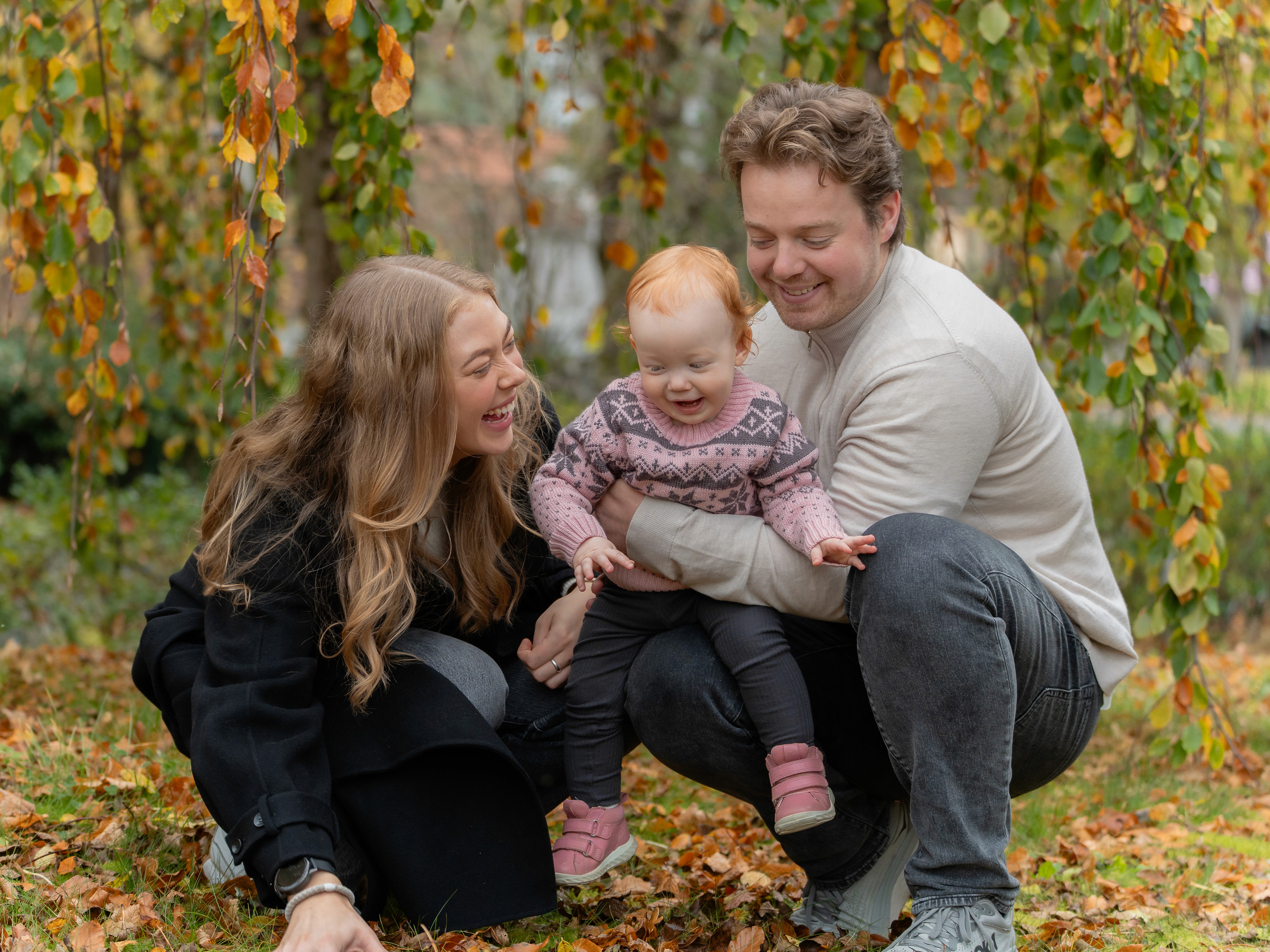 Familiebilder i hagen. Lekne øyeblikk mellom barn og foreldre.