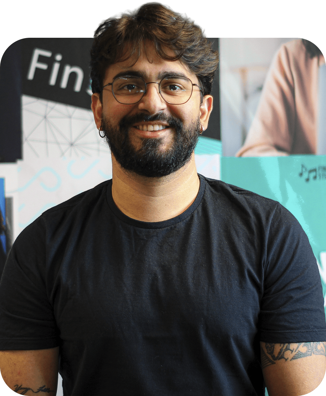 Retrato acolhedor de um membro da equipe FindUP sorrindo e transmitindo uma atitude positiva, exemplificando a cultura inclusiva da empresa na página de carreiras