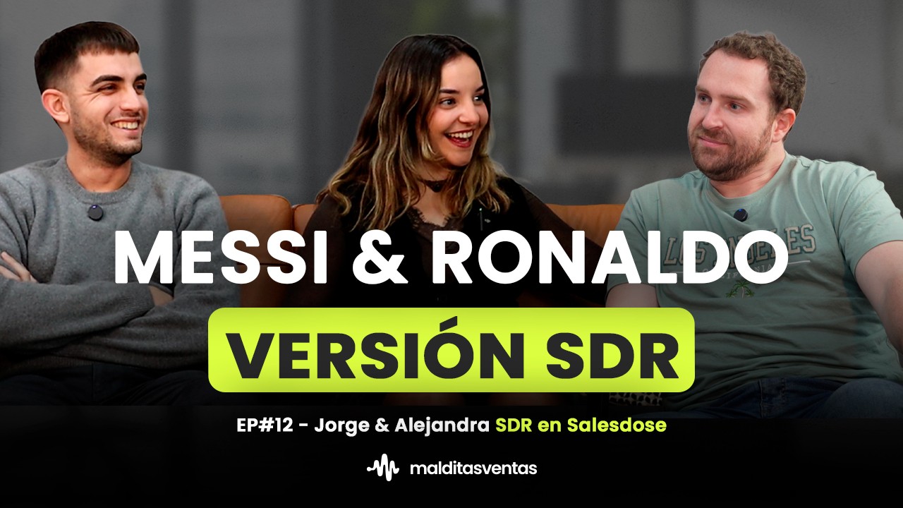 Miniatura del episodio 12 del podcast Malditas Ventas titulado Messi & Ronaldo Versión SDR, con Jorge y Alejandra (SDRs en Salesdose). Se observa a los invitados conversando y riendo junto al presentador en el estudio.
