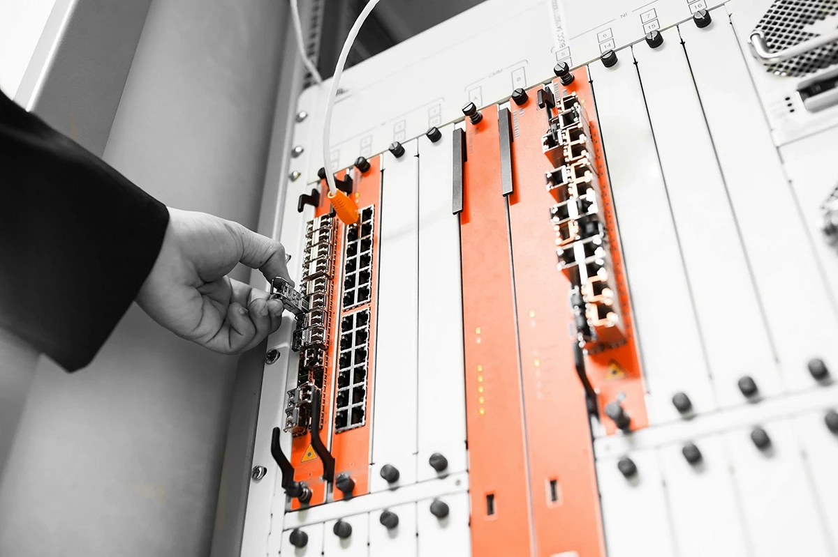 Netzwerktechnik Hand die zu Kabeln reicht