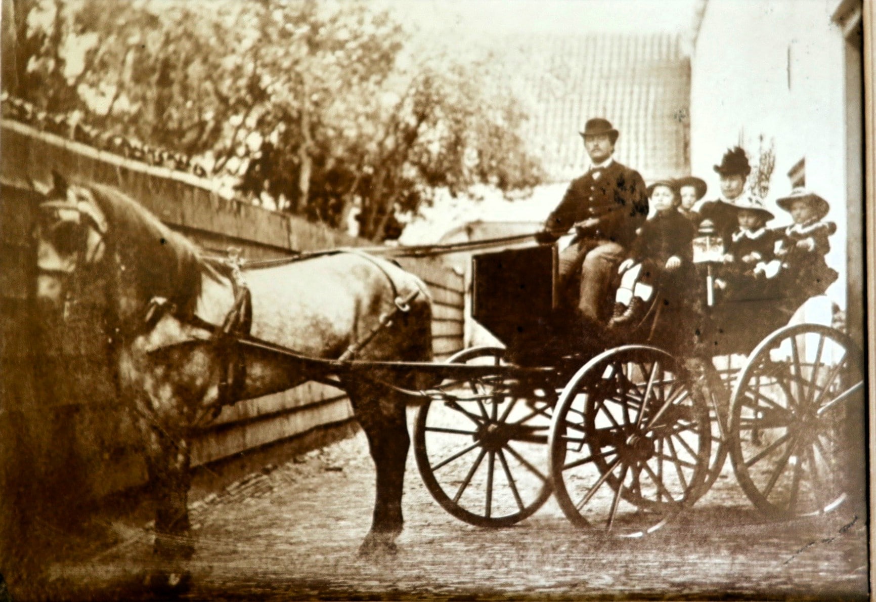 Onderweg in Montfoort met de familie Van Aelst ca 1884 had de eerste Omnibus vanuit Montfoort - Stichting Oud Montfoort