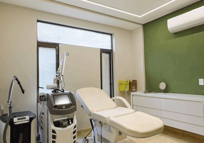 Equipamento de tecnologia laser para tratamento dermatológico e remoção de tatuagem em sala climatizada da clínica NO INK.