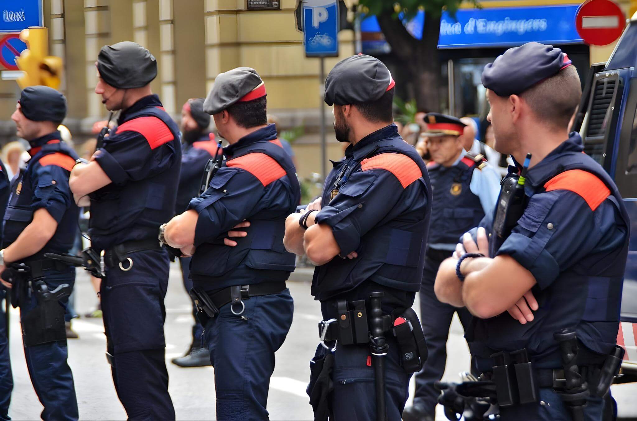 Unos Mossos d'Esquadra esperando en fila