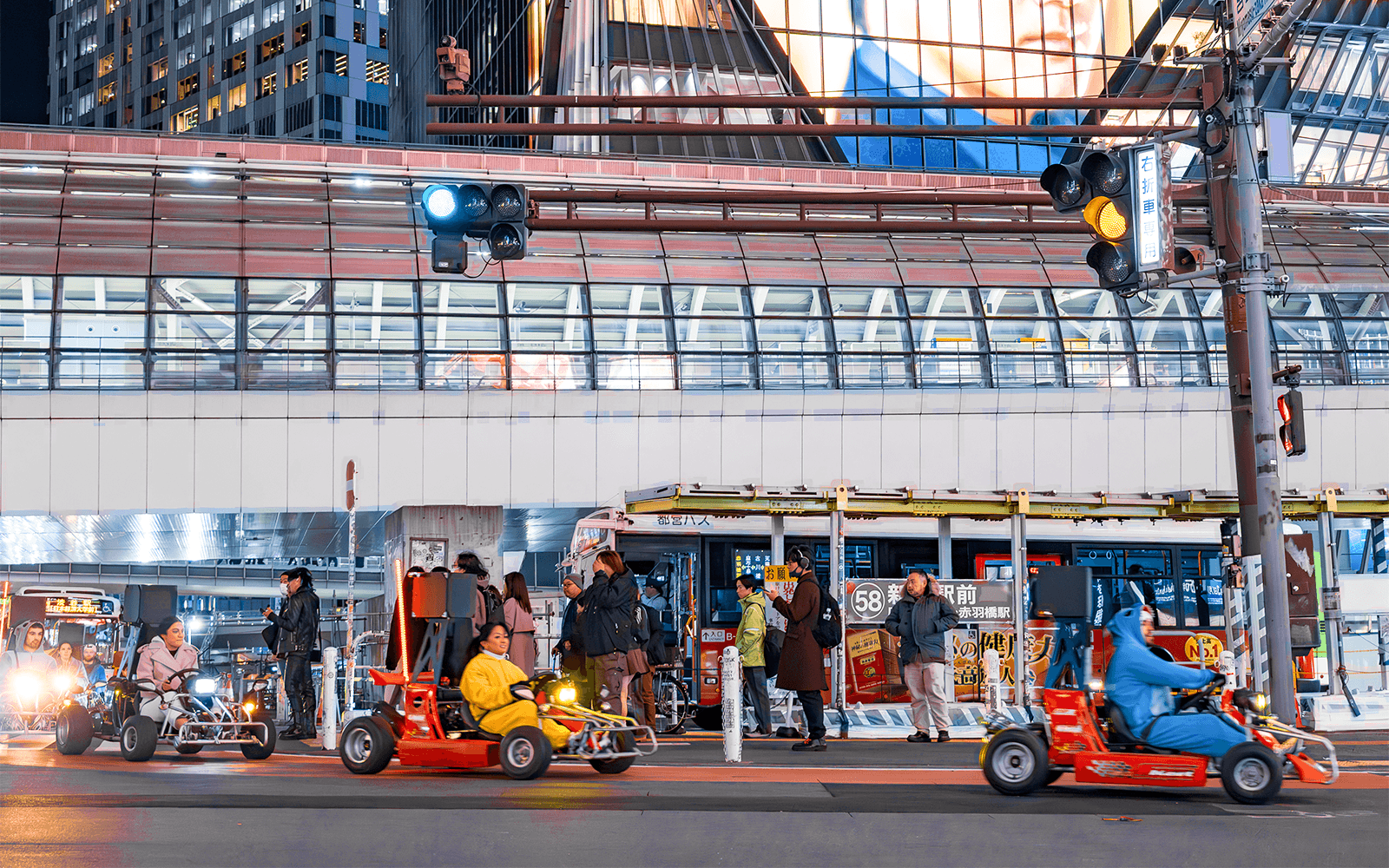 Đường đua go-kart ban đêm với các xe được chiếu sáng đang đua tại Dubai.