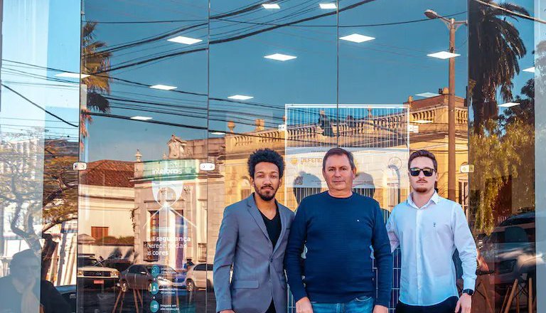 Sócios Nidus em frente à fachada do Grupo Defend, com o CEO da empresa, Sandro Cloque