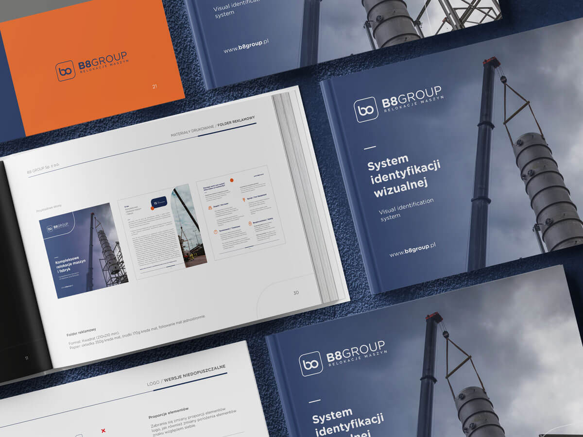 Różne rozkładówki księgi znaku B8GROUP prezentujące zasady stosowania logo i projektowania folderów reklamowych dla spójnego brandingu.