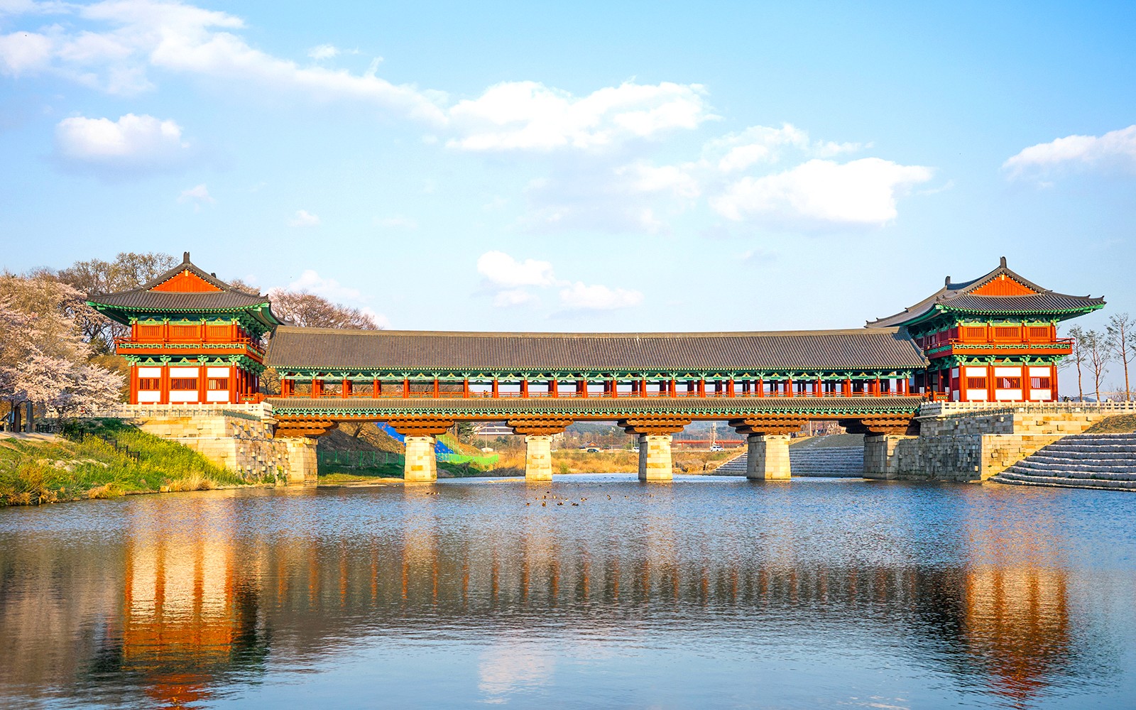 Most Woljeonggyo nad rzeką w Gyeongju, Korea Południowa, część miejsca wpisanego na Listę Światowego Dziedzictwa UNESCO.