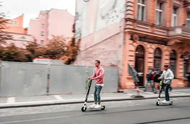 Patinete eléctrico modificado mostrando 42 km/h en el velocímetro digital, velocidad ilegal para un VMP.