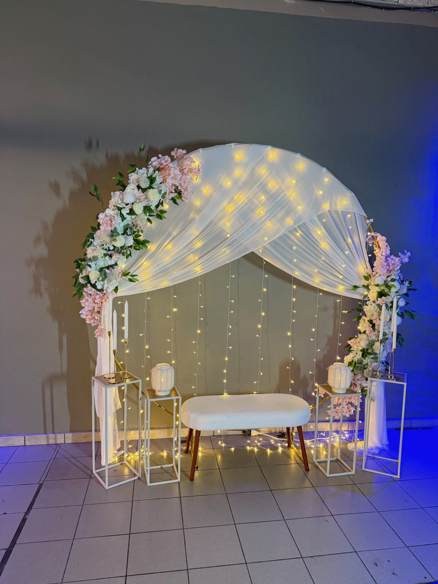 Décor photomaton premium avec arche ronde lumineuse et fleurs, installation complète pour mariage en Wallonie