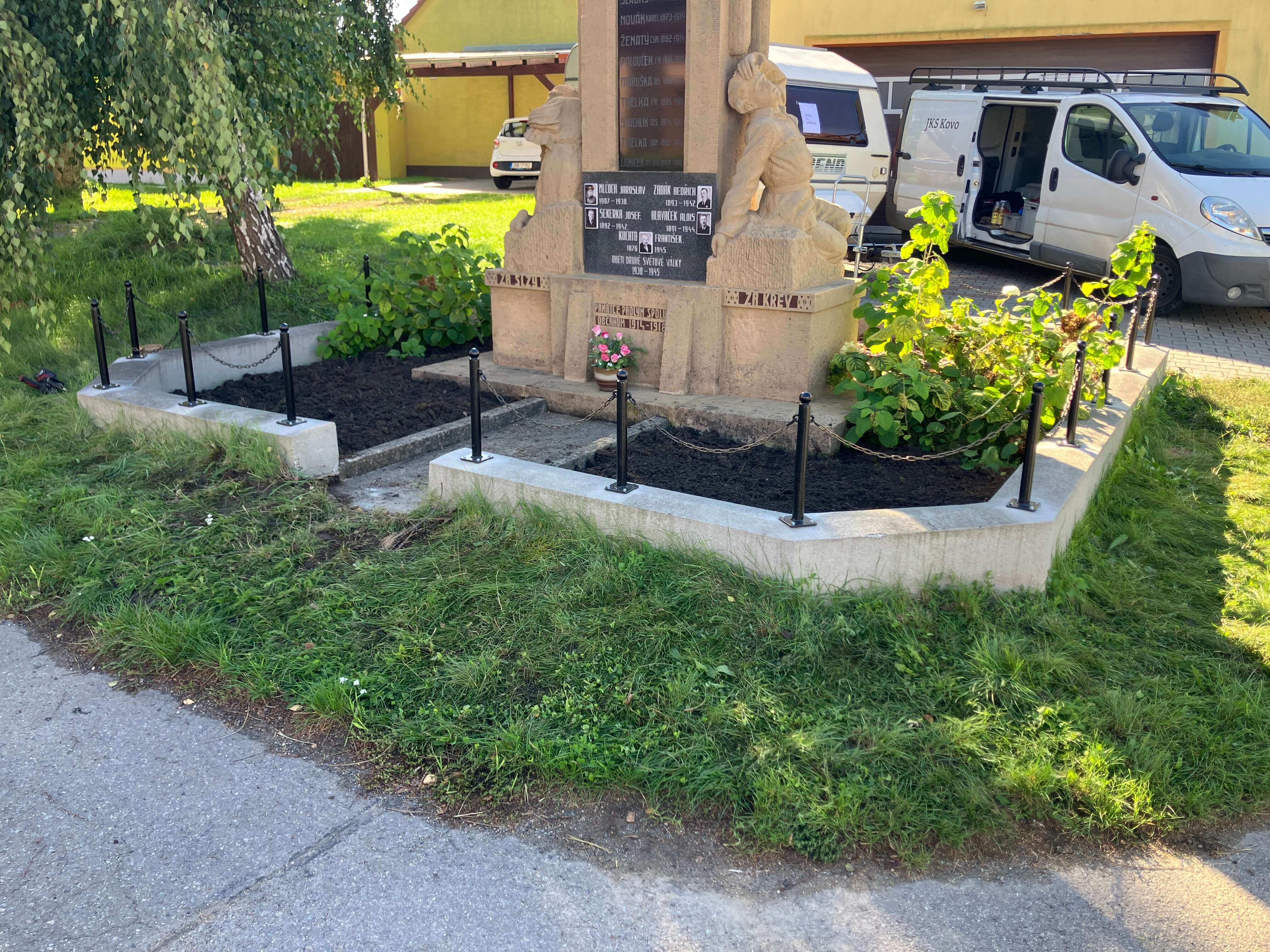 Kovové sloupky s řetězem