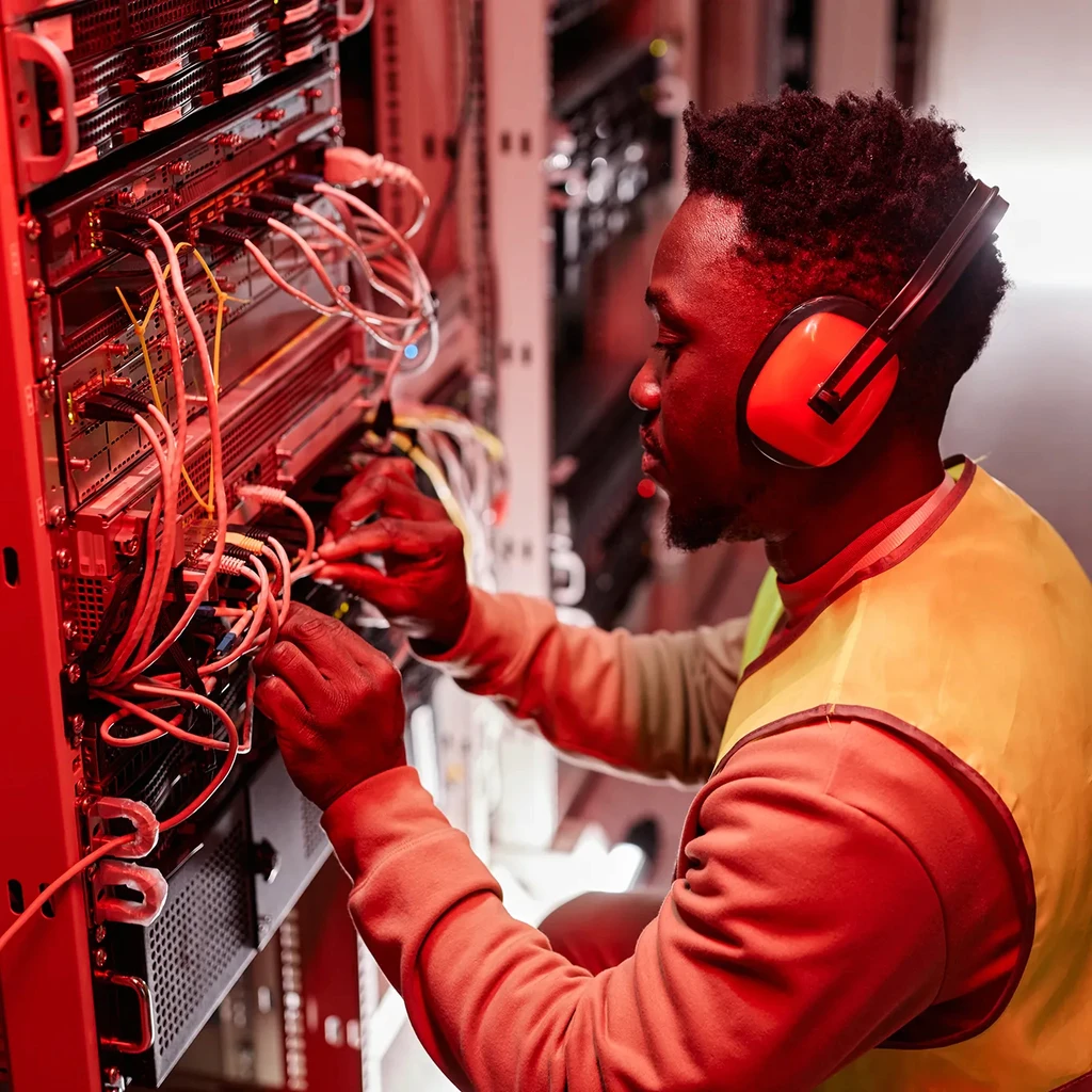 Formation fibre optique et télécom en Guyane: brassage, repérage des fibres et mesures sur baie de communication.