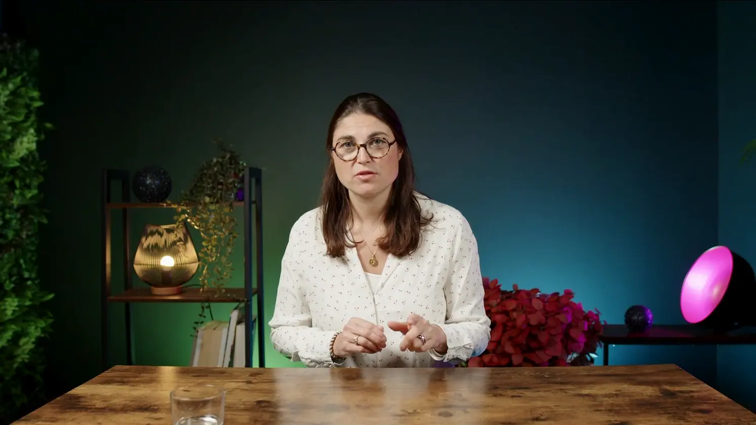 Femme assise face caméra dans un studio, guidant un exercice d’introspection personnelle