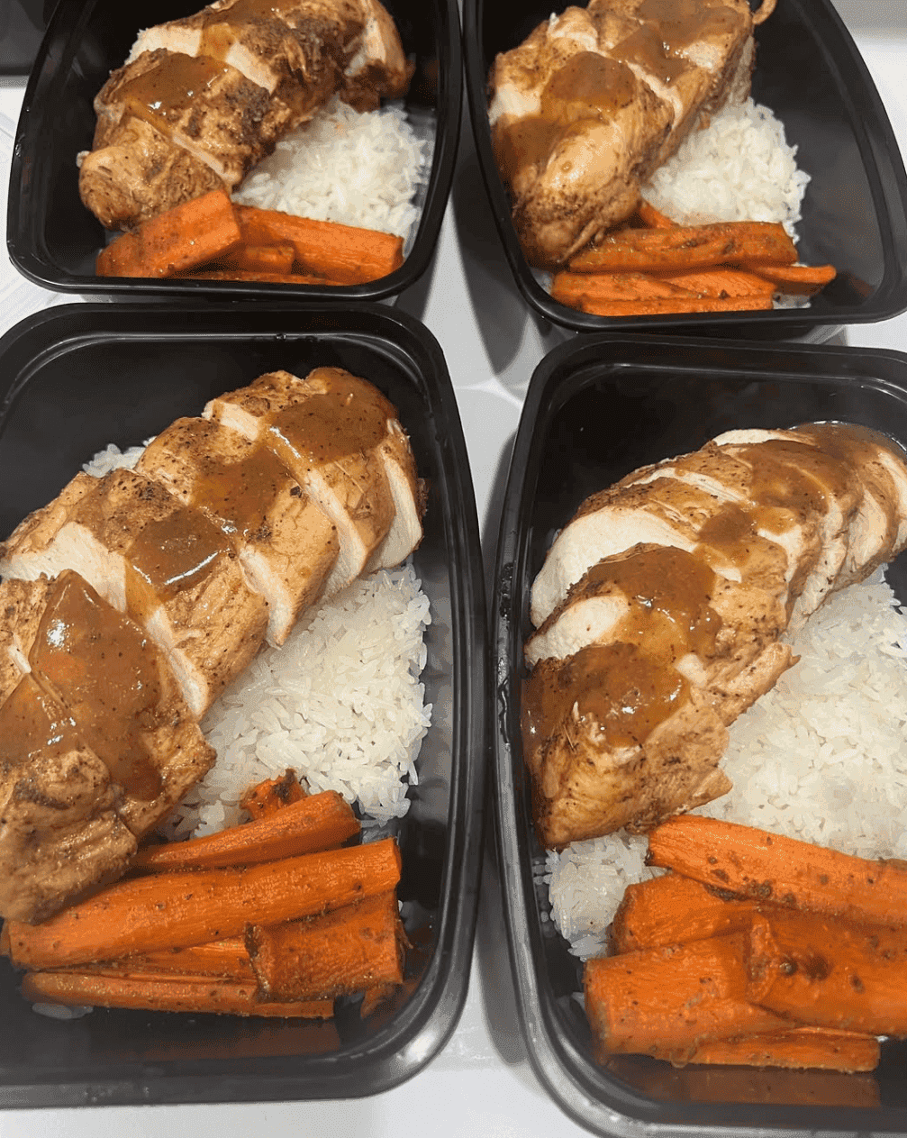 Pollo con arroz y zanahorias asadas.