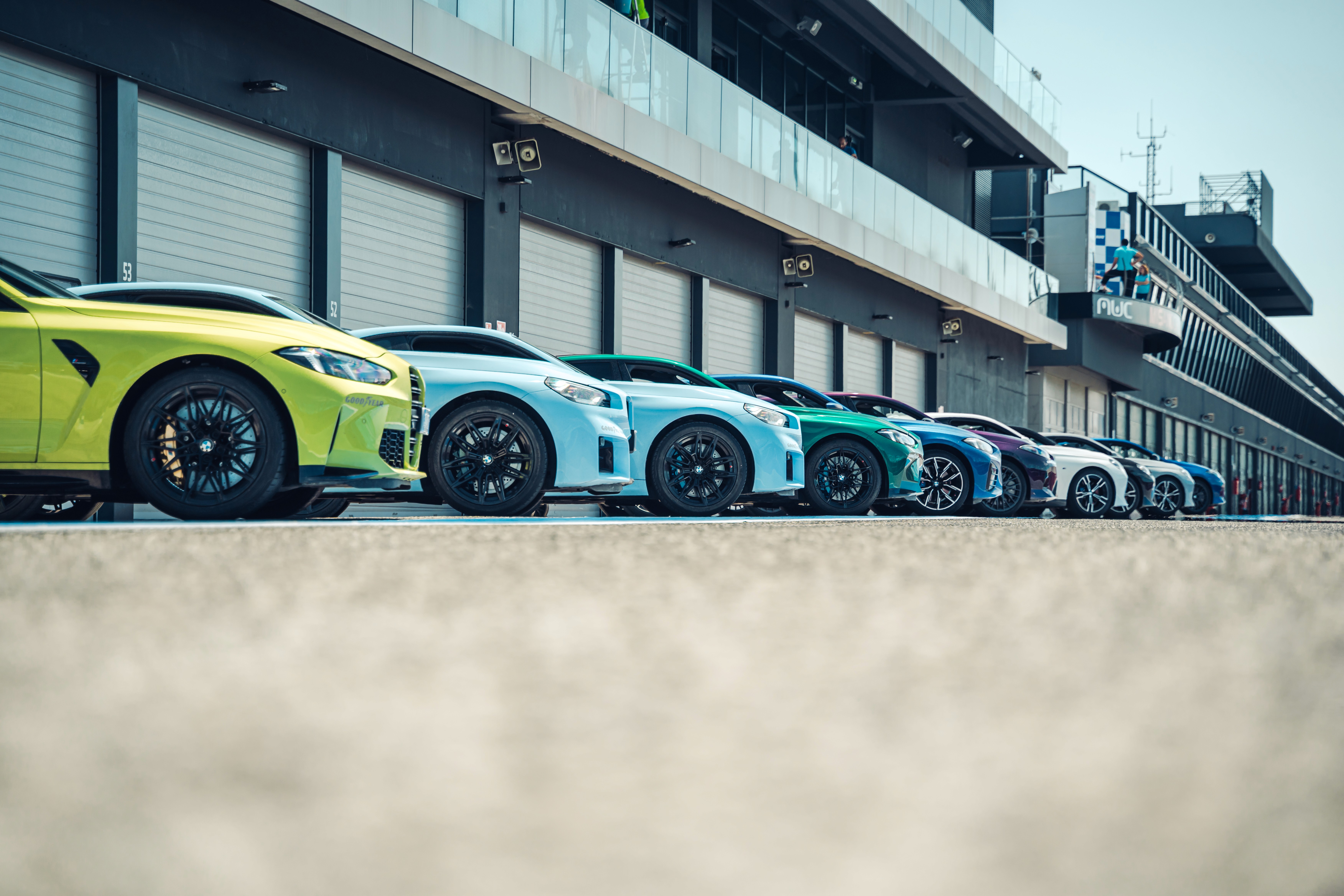 Auto sportive parcheggiate in pitlane