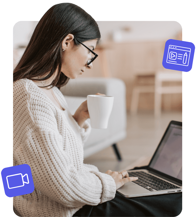 mulher escrevendo roteiro de curso