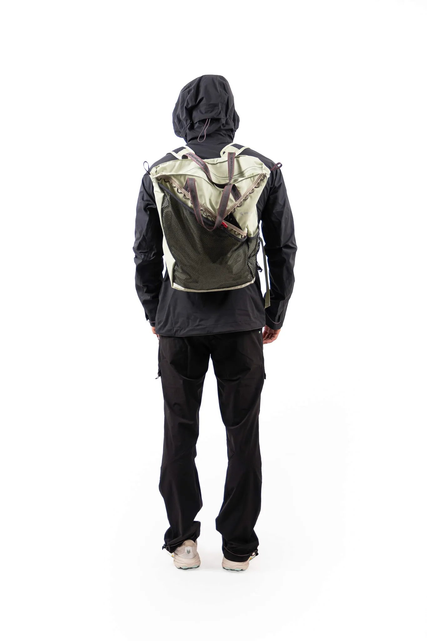 Direction artistique et photographie de mode outdoor conceptuelle en studio de création.