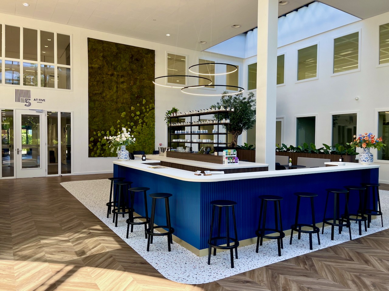 Ondernemers in gesprek aan tafel in een moderne kantoorruimte met zonlicht – Voco Finance contactmomenten