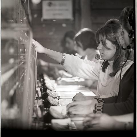 Mesa de telefonistas en edificio ENTEL.