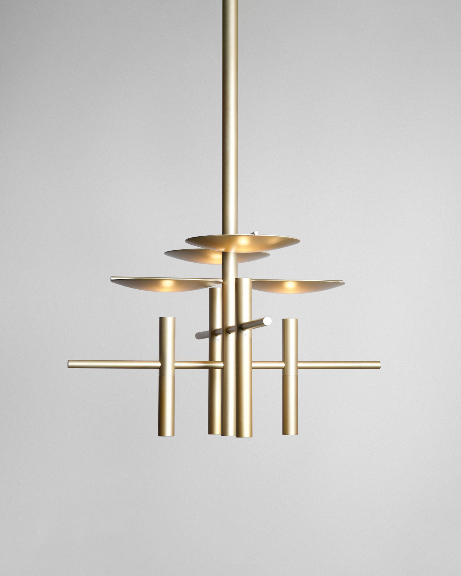 cover-lunae-chandelier-i04-vertical-brass-jiri-krejcirik.jpg