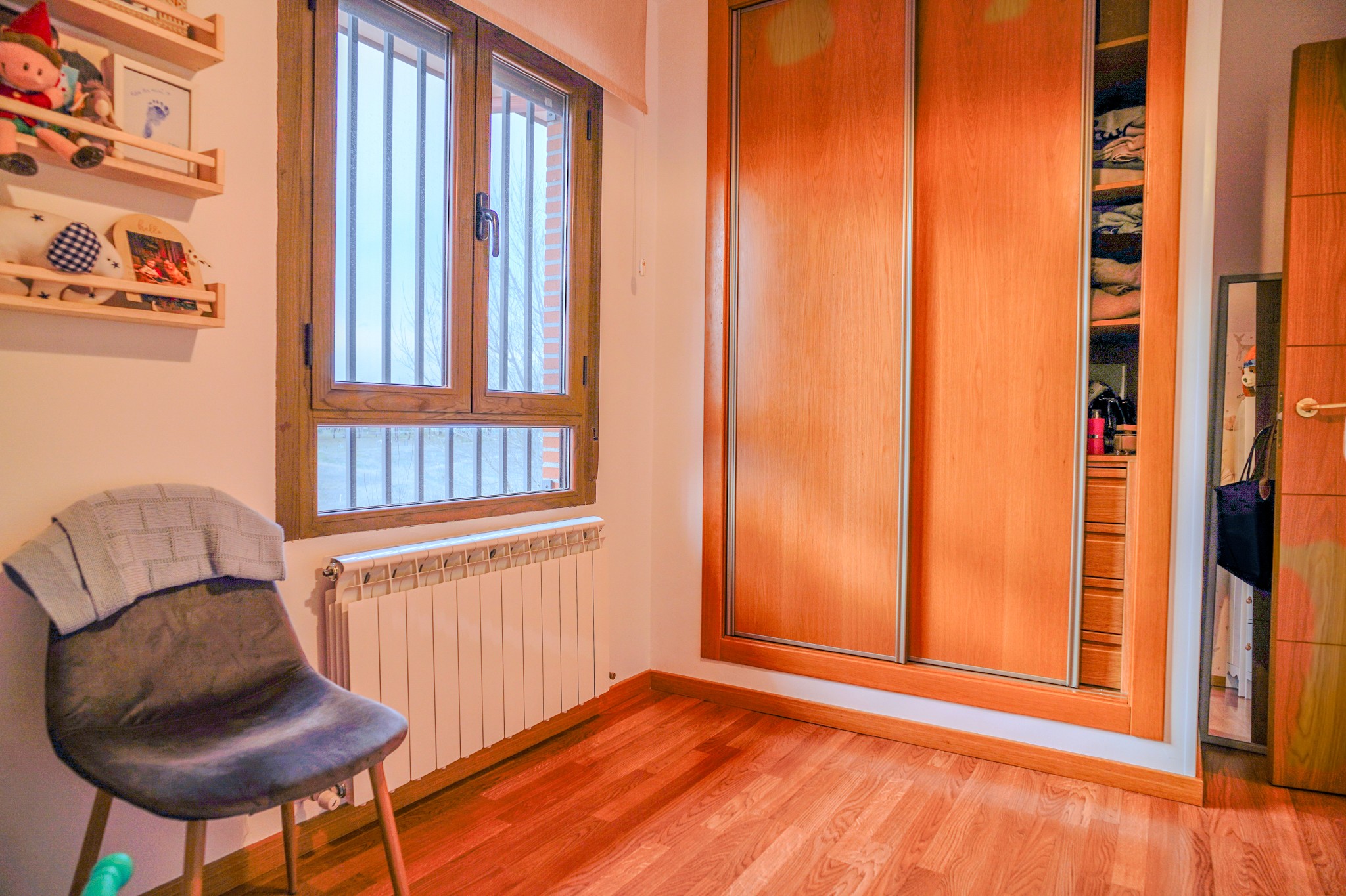 dormitorio con armario empotrado en piso en venta en Ávila