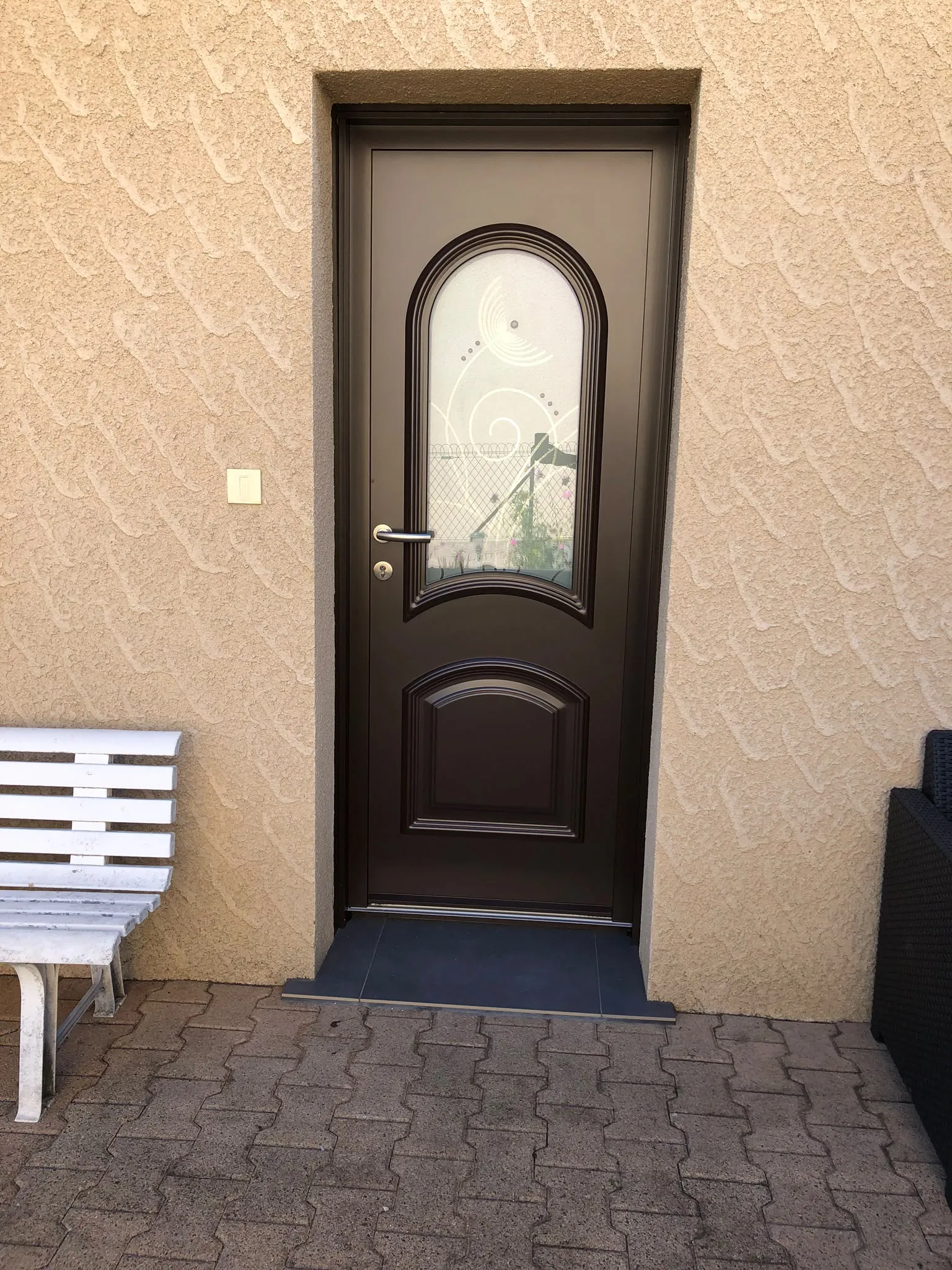 Porte d’entrée brune à vitrage arrondi — AFermetures