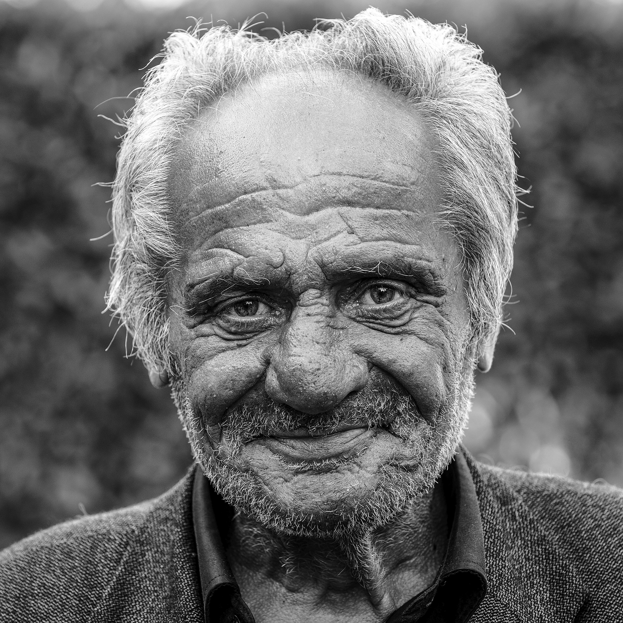 Frederic Bourcier, photographe documentaire, réalise des portraits d’un sans domicile fixe qui vient régulièrement lui rendre visite à son atelier. A travers ces photos, on peut voir les saisons , son humeur et surtout son état de fatigue.