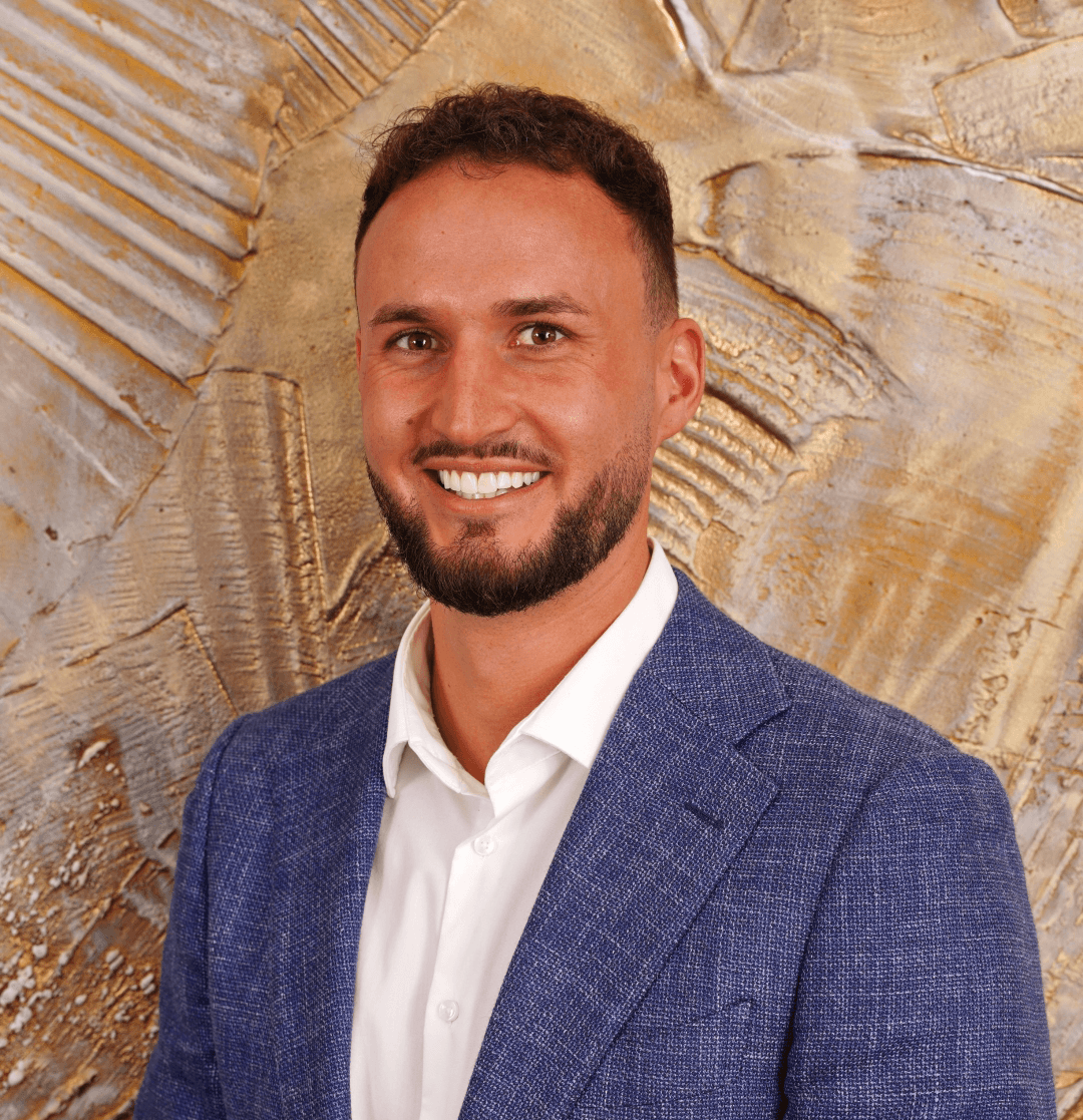 Portrait von Joel Braun, in blauem Anzug, lächelnd in die Kamera. Gründer von Finvera und Experte für Altersvorsorge und Risikoabsicherung