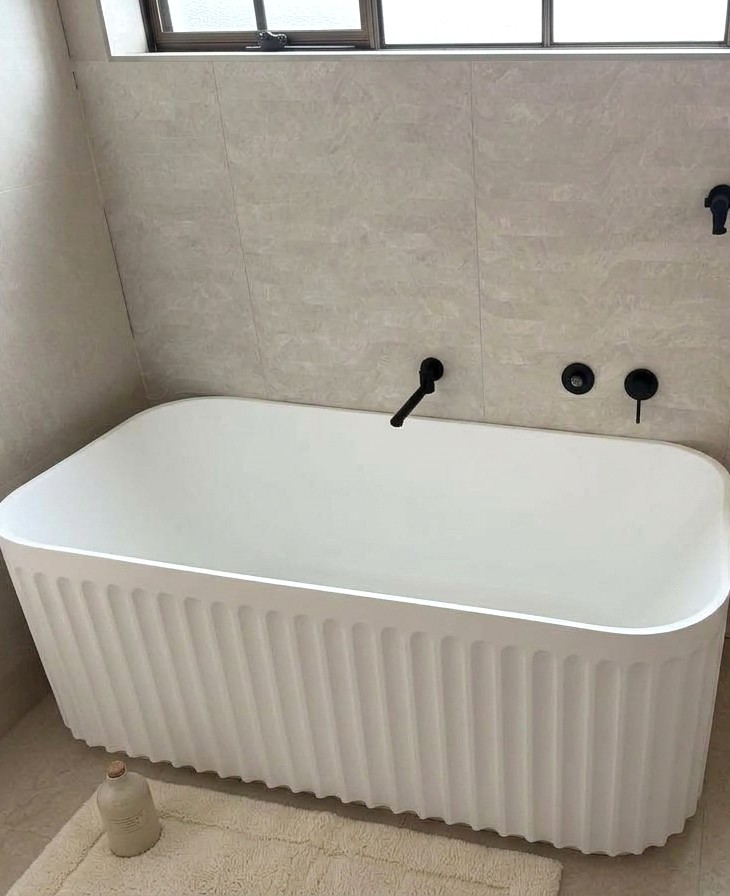 Freestanding bath, fitted off